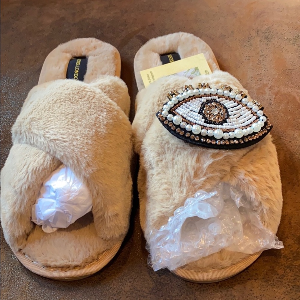 NWT Laines London fluffy soft slippers size 9-10